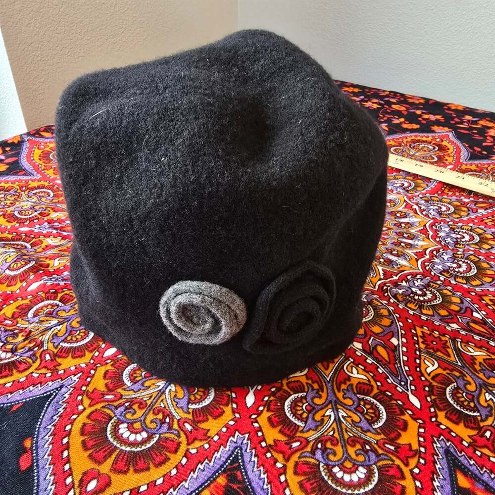 Shihreen 100% Boiled Wool Winter hat with 2 flowers in black and grey